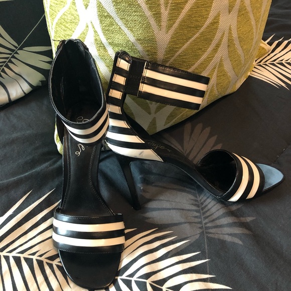 Black and white unique heel. - Picture 2 of 3